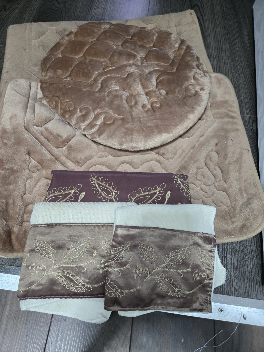 Brown Plush Bath Mat Set with Decorative Trim