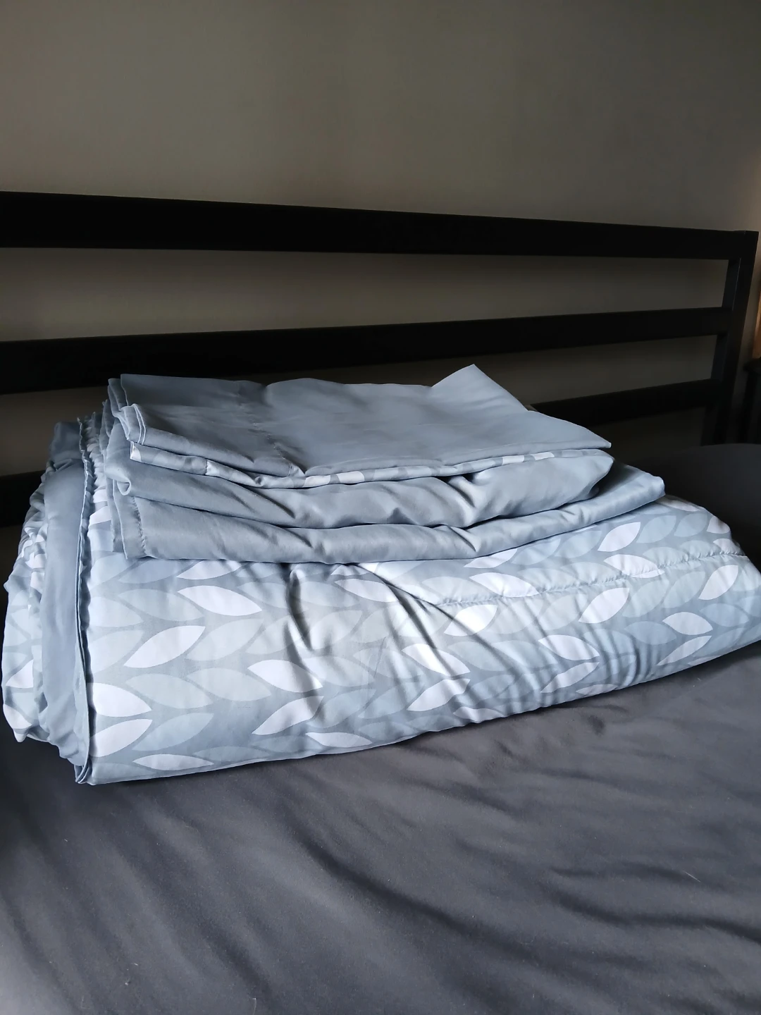 Amazon Basics Twin/Twin XL 5-Piece Bedding Set - photo 3