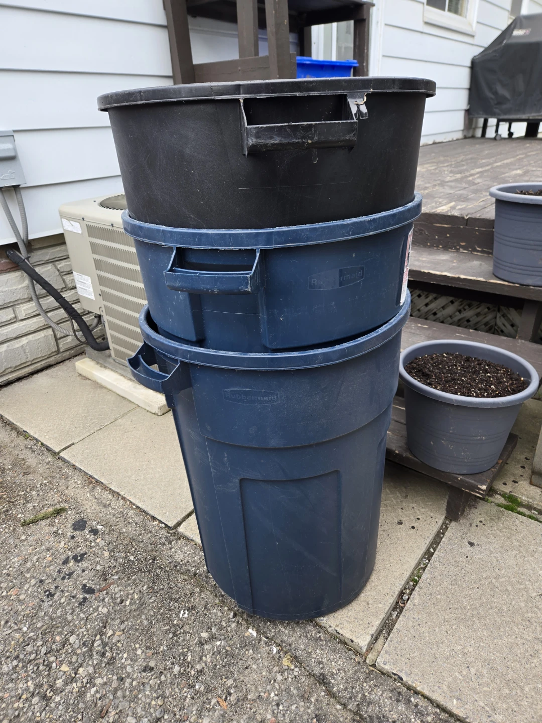 Rubbermaid Roughneck 32 Gallon Trash Can