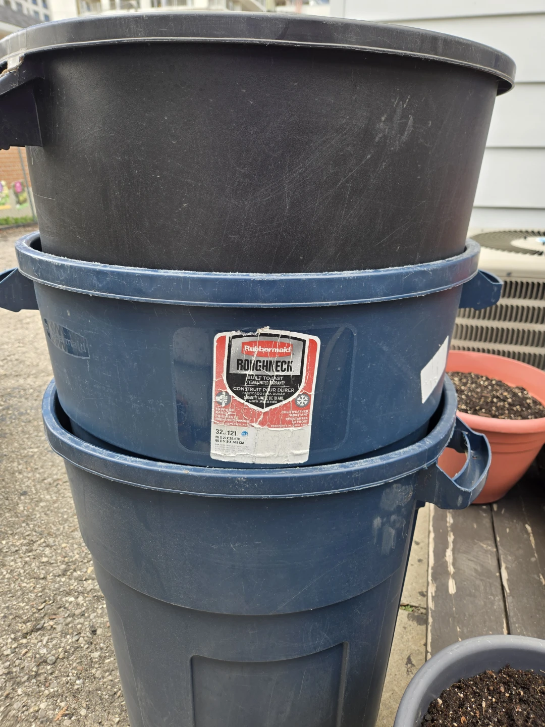 Rubbermaid Roughneck 32 Gallon Trash Can - photo 4