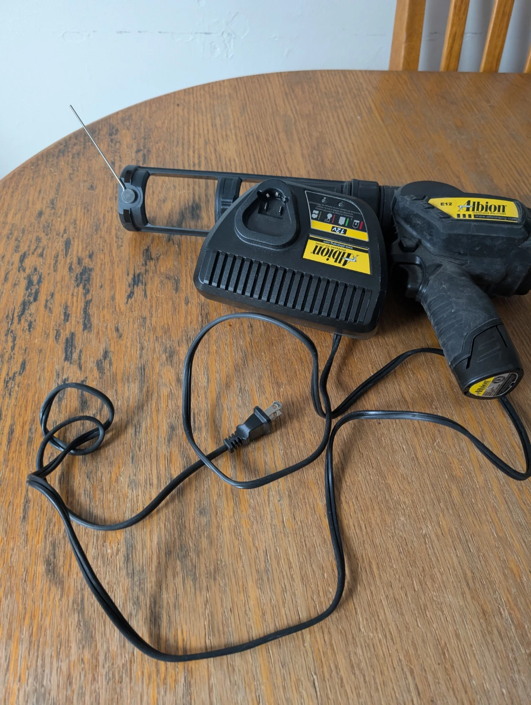 Albion 12V Cordless Caulk Gun Kit - photo 2
