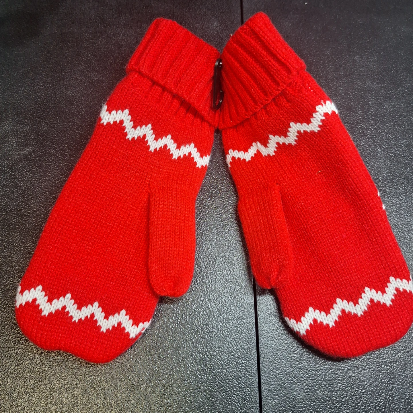 Tim Hortons Red Snowflake Knit Mittens - photo 2