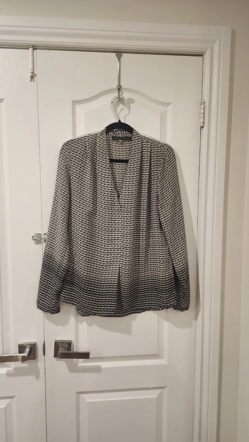 Rose & Clive Women's Geometric Print V-Neck Blouse - Size M