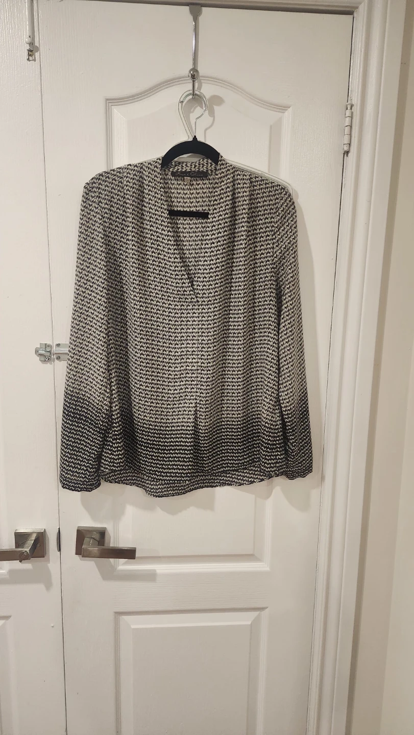 Rose & Clive Women's Geometric Print V-Neck Blouse - Size M - photo 3
