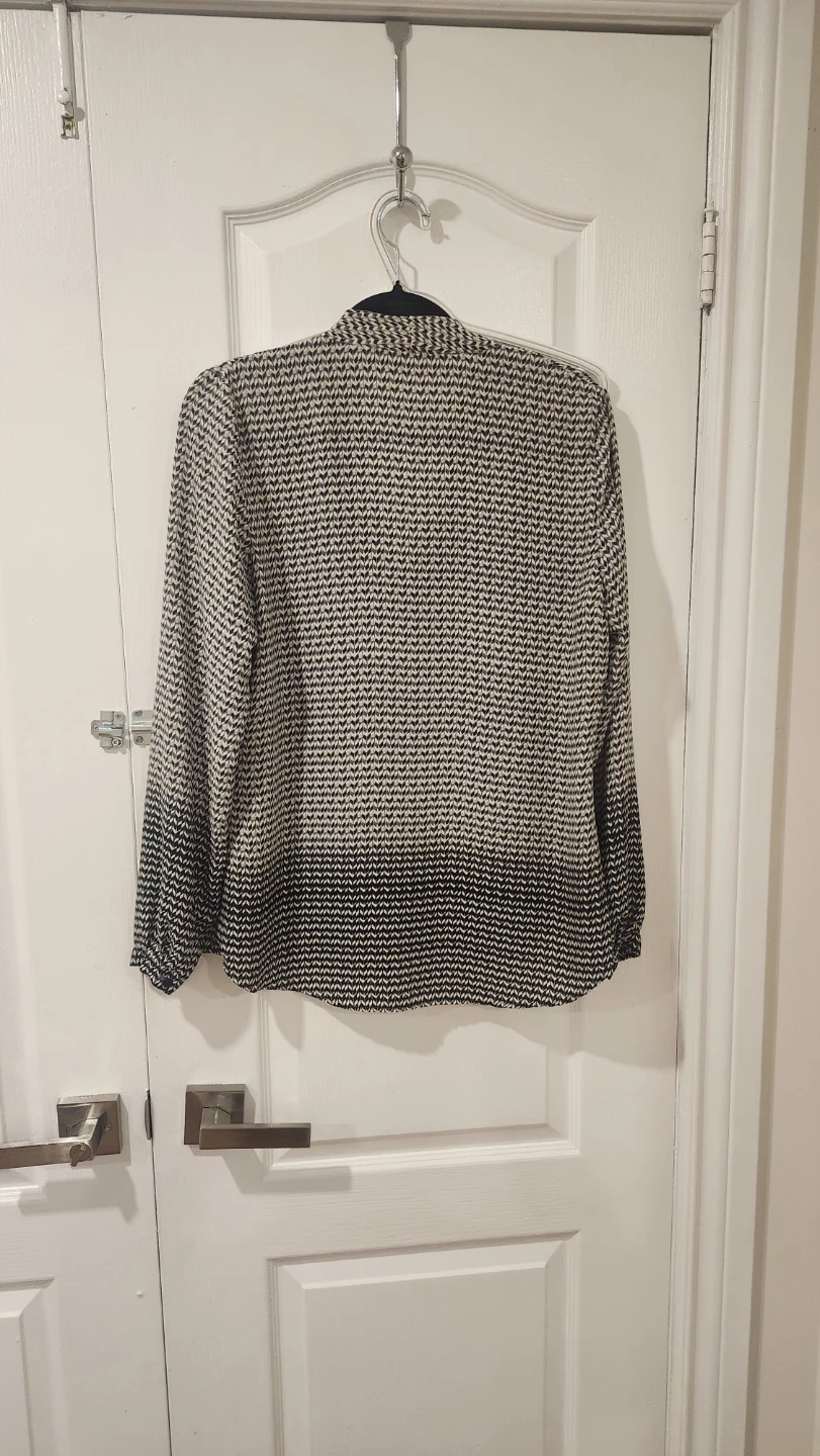 Rose & Clive Women's Geometric Print V-Neck Blouse - Size M - photo 4