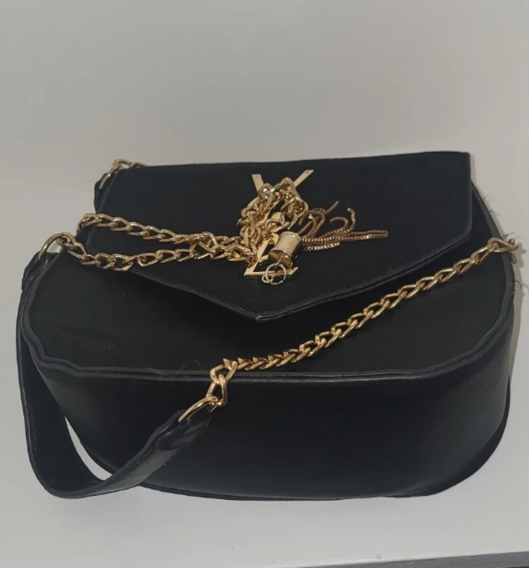Black shoulder bag with gold chain - photo 3