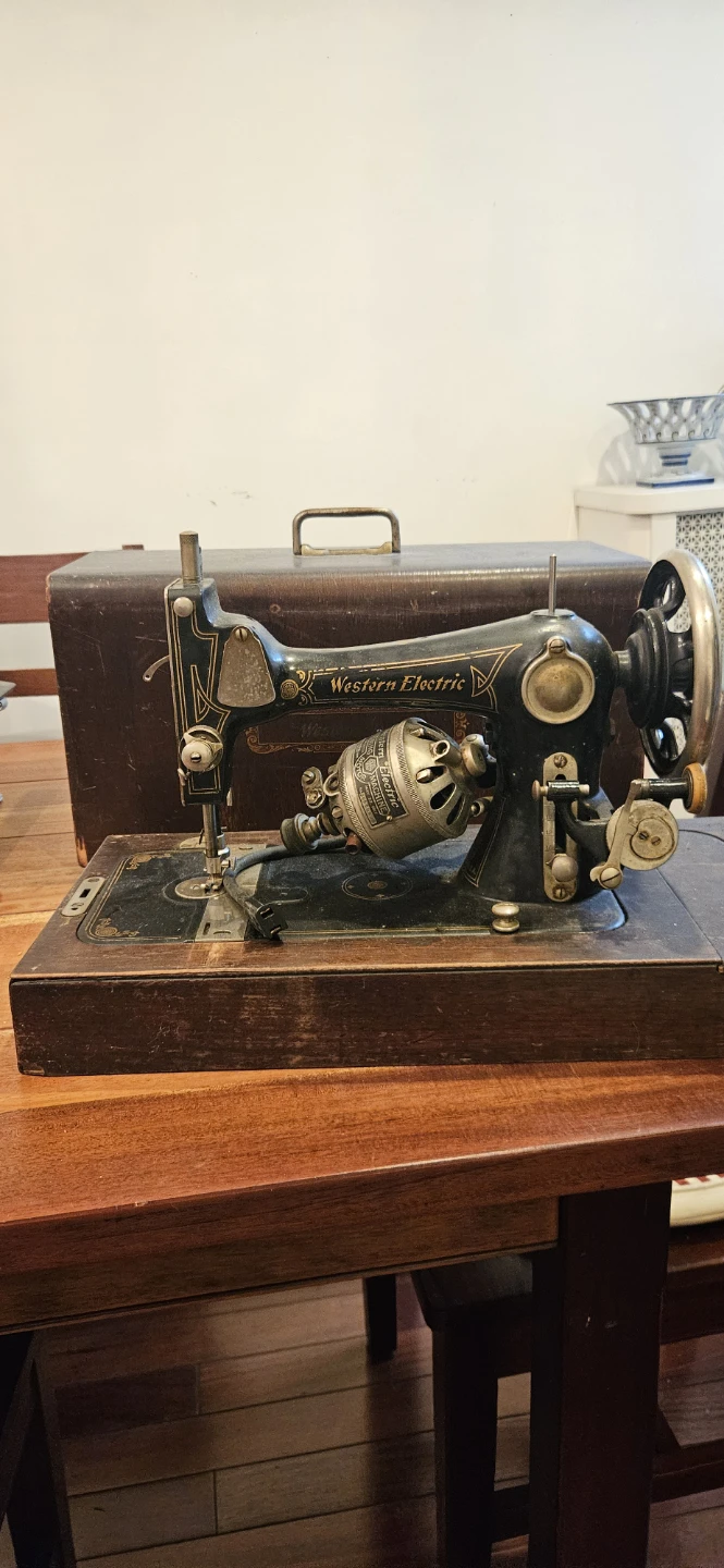 Western Electric Vintage Electric Sewing Machine with Case - photo 2