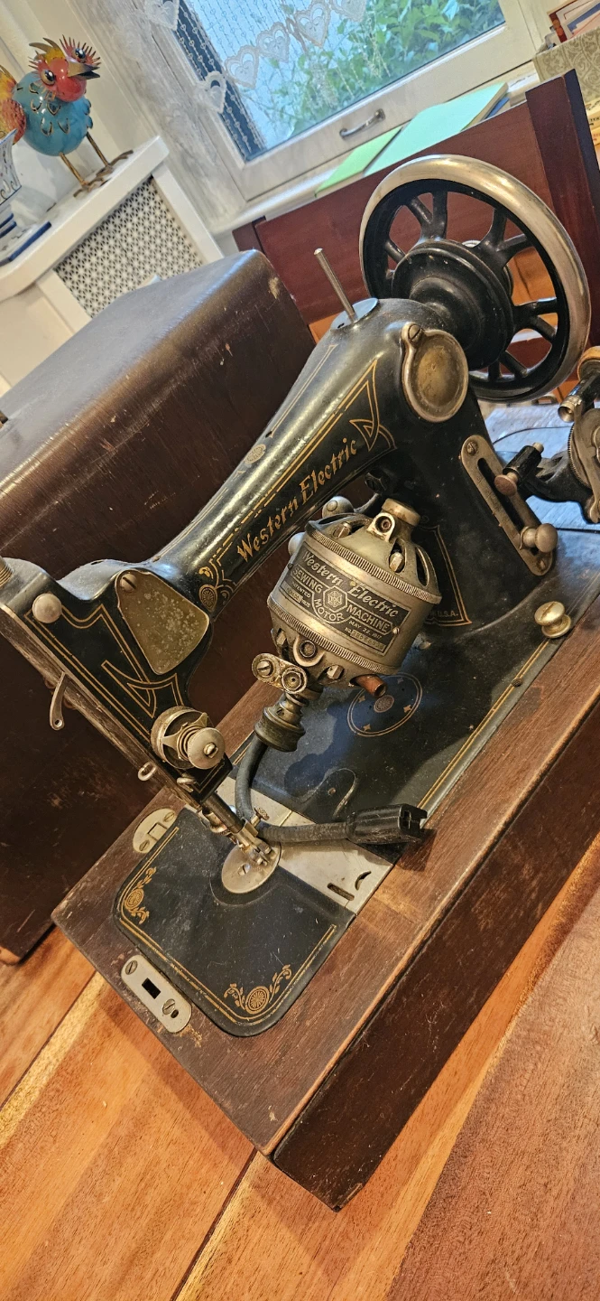 Western Electric Vintage Electric Sewing Machine with Case - photo 3