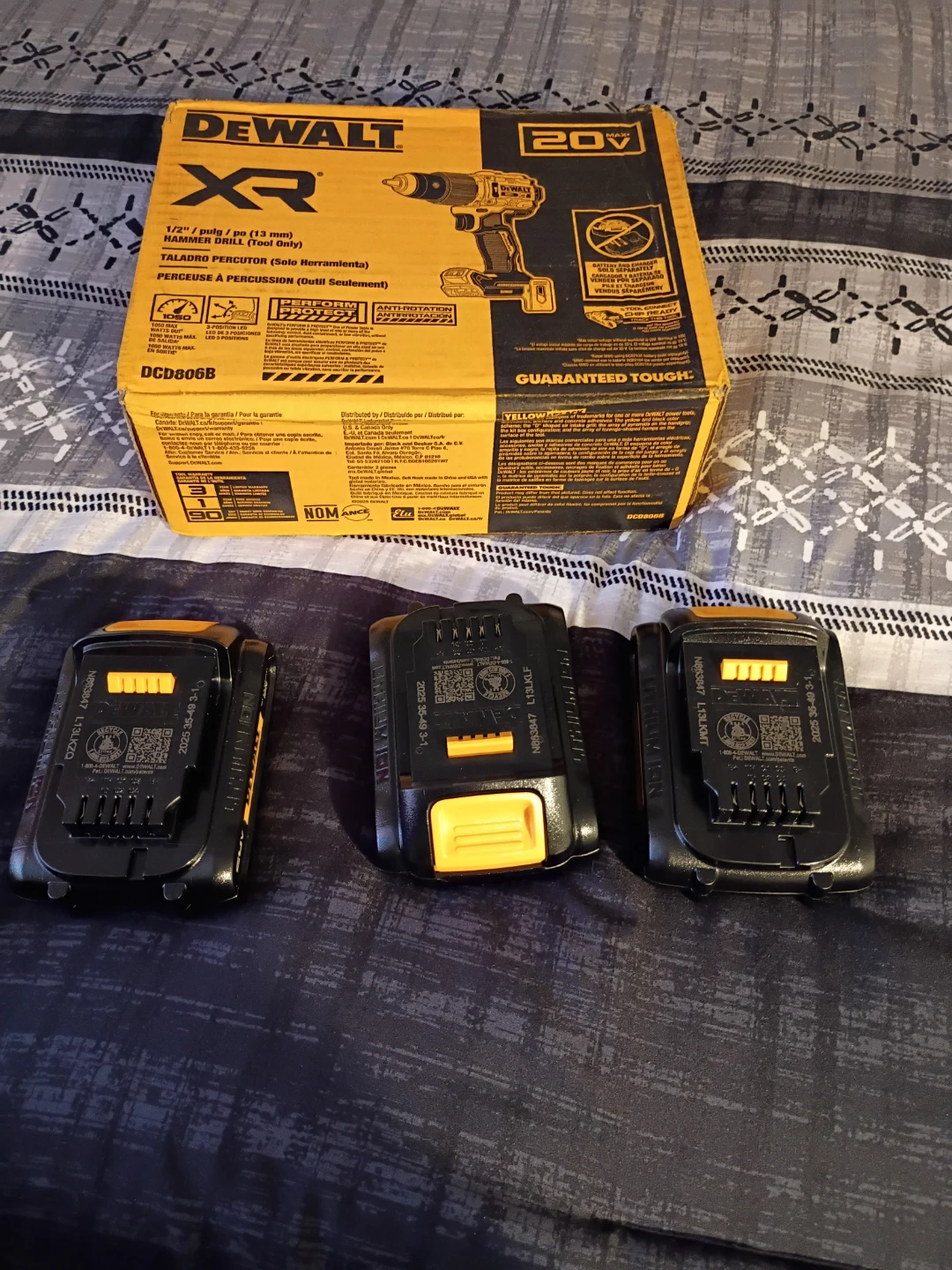 3x DeWalt XR 20V Lithium Ion Battery Packs and DeWalt Drill
