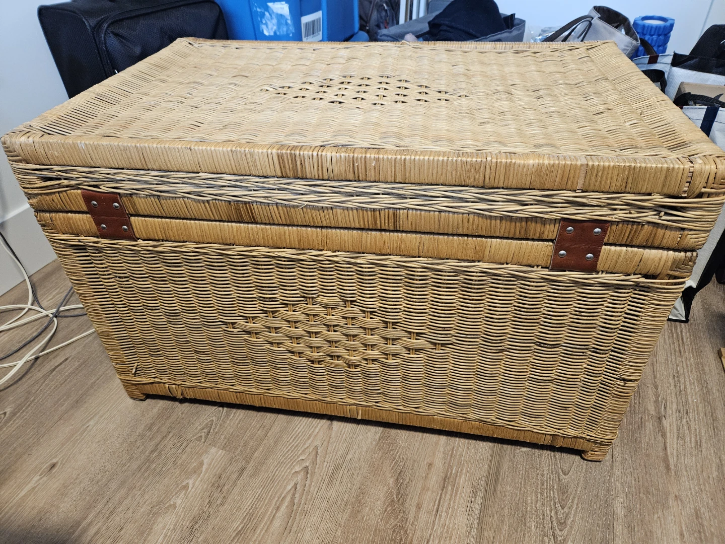 Wicker Storage Chest Trunk with Leather Strap - photo 2