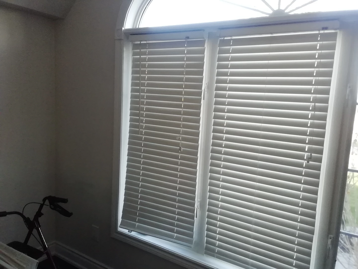 Set of 3 Faux Wood Blinds White Horizontal Blinds  size in post - photo 2