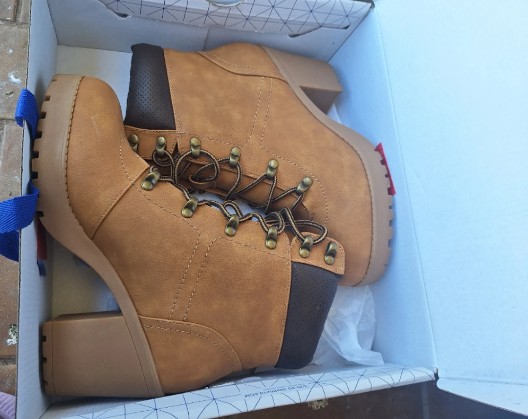 Women's Tan Lace-Up Heeled Boots Size 8.5(like new)