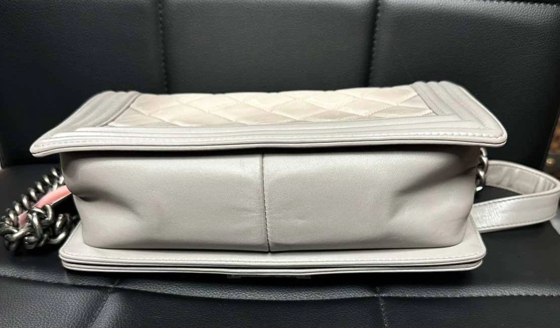 Chanel Boy Bag Light Grey Leather - photo 3