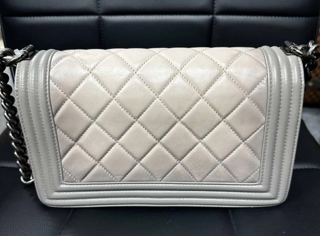 Chanel Boy Bag Light Grey Leather - photo 4