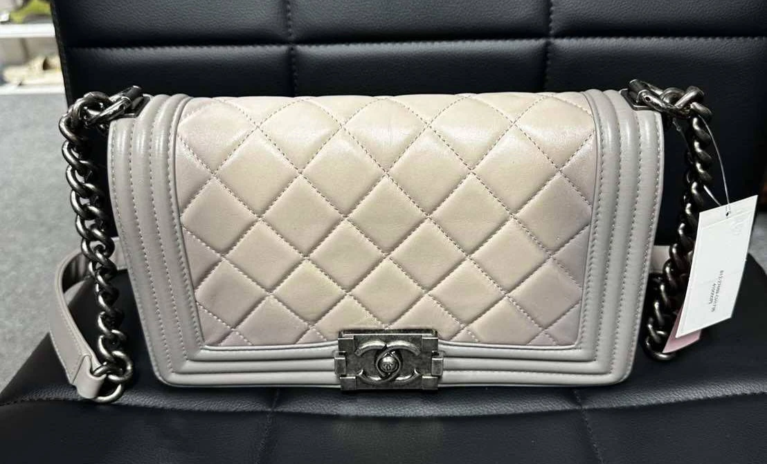 Chanel Boy Bag Light Grey Leather - photo 5