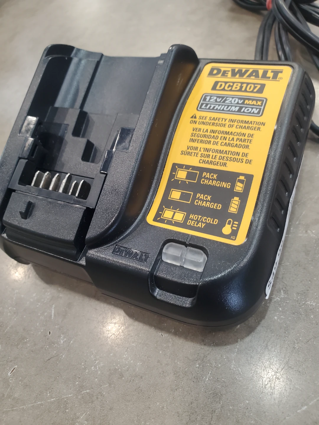 DeWalt DCB107 12V/20V MAX Lithium Ion Battery Charger - photo 2