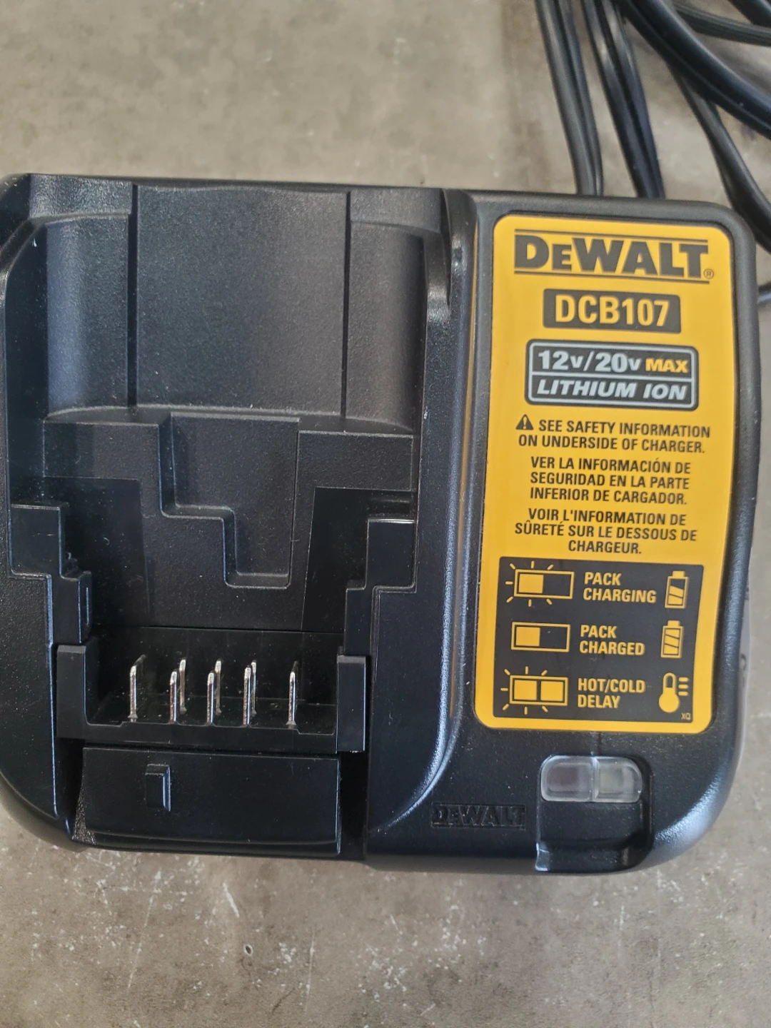 DeWalt DCB107 12V/20V MAX Lithium Ion Battery Charger - photo 3