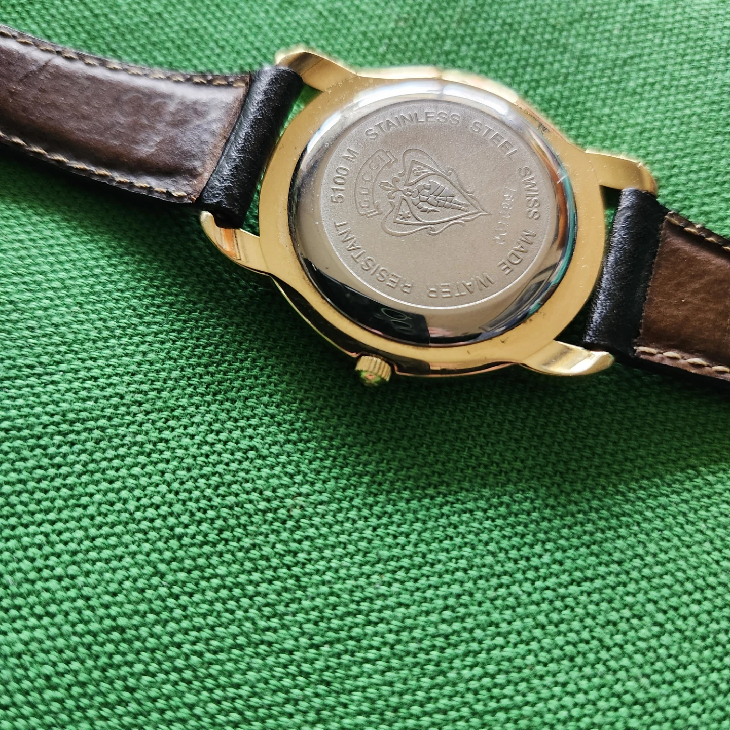 GUCCI Gold-Tone Watch with Black Leather Strap - photo 5