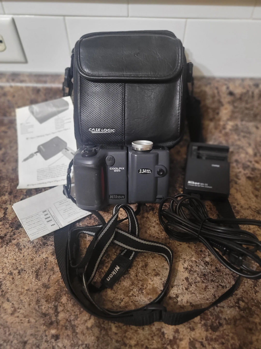 Nikon COOLPIX 995 Digital Camera with Case Logic Bag