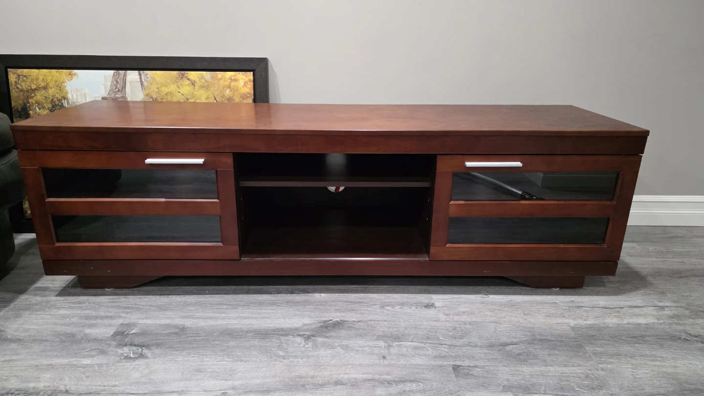 TV stans with storage and ajustable shelves and sliding doors