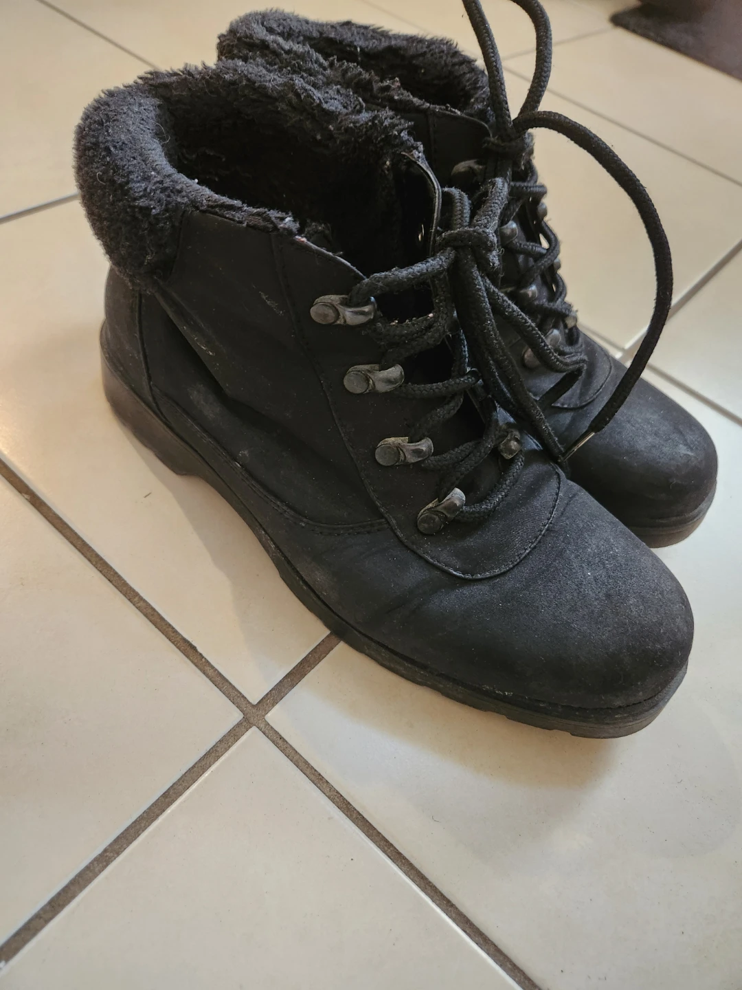Black Fur-Lined Ankle Boots - size 9