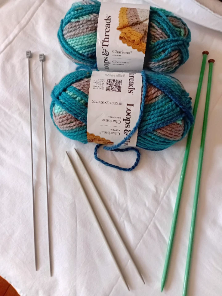 Yarn and knitting kneedles