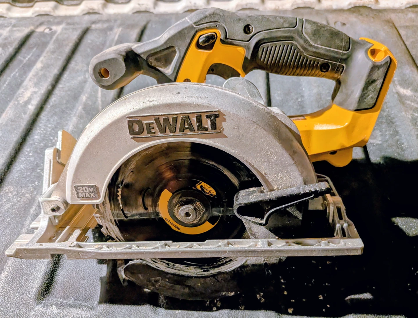 DEWALT 20V MAX Cordless Circular Saw
