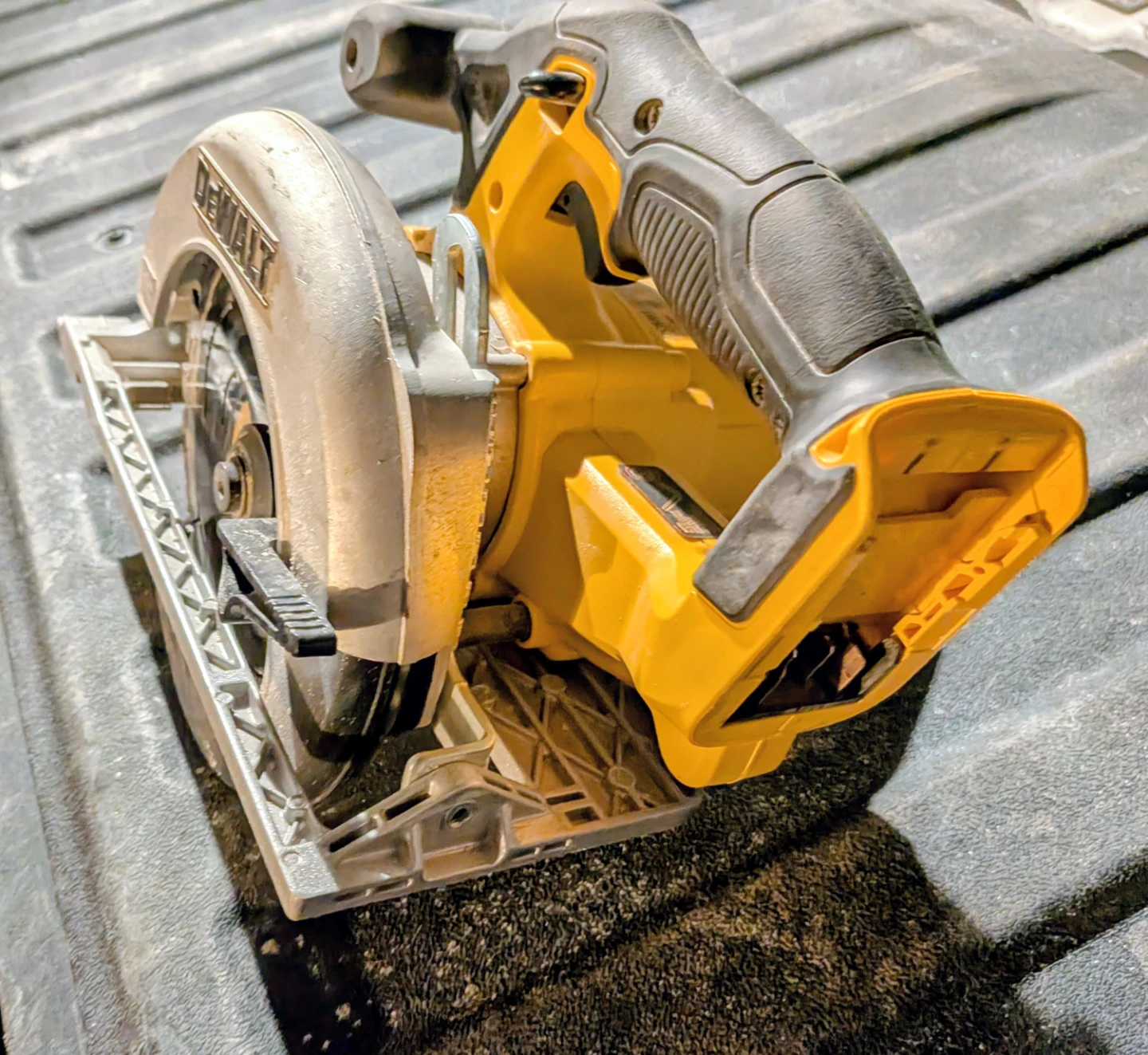 DEWALT 20V MAX Cordless Circular Saw - photo 2