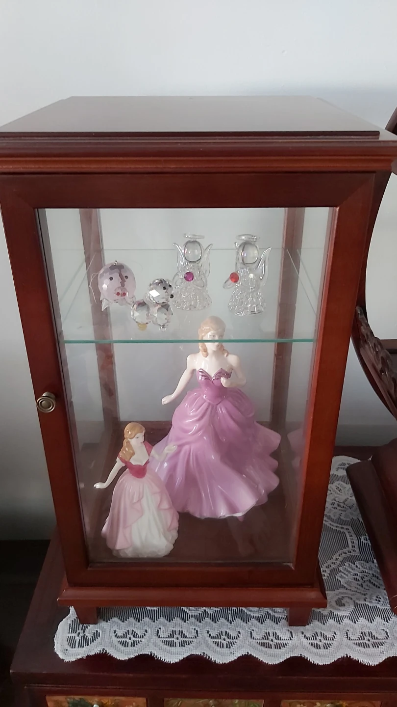 Vintage Bombay Display cabinet with Royal Doultan China Figures - photo 2
