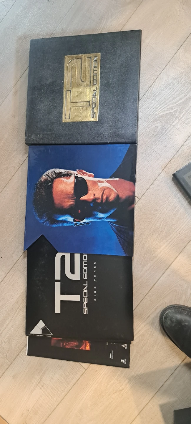 Terminator 2: Judgment Day Special Edition Blu-ray Box Set - photo 2