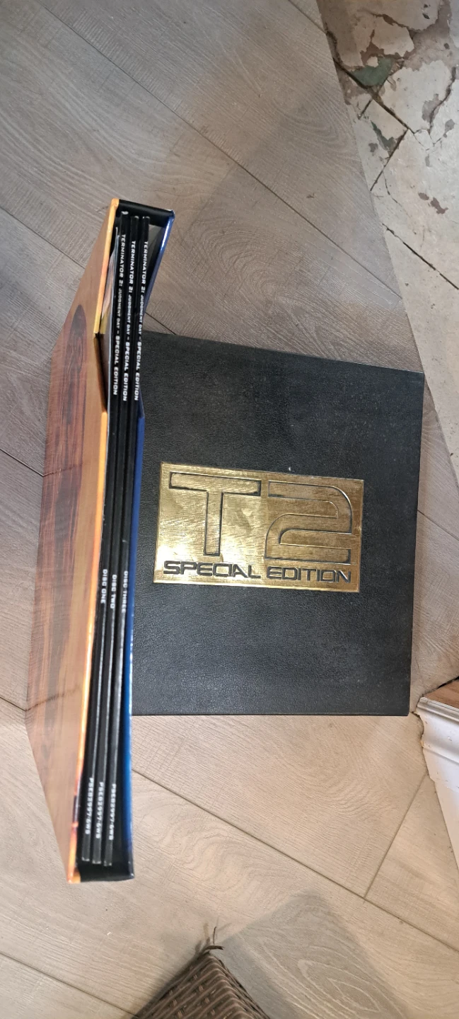 Terminator 2: Judgment Day Special Edition Blu-ray Box Set - photo 4