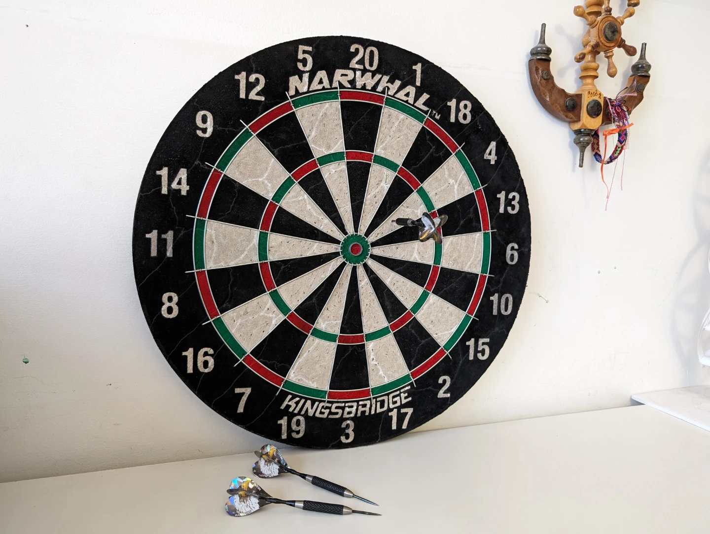 Narwhal Kingsbridge Dartboard with Harrows Heart Darts - photo 2