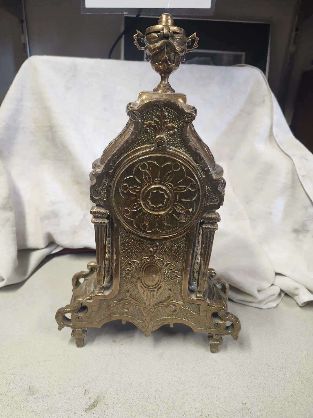 Antique Decorative Mantel Clock - Brass Finish - photo 3