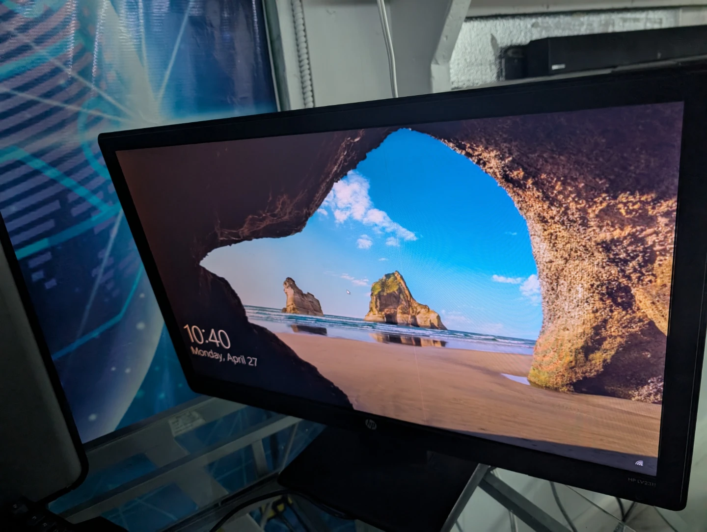 HP 22" Computer Monitor - photo 2
