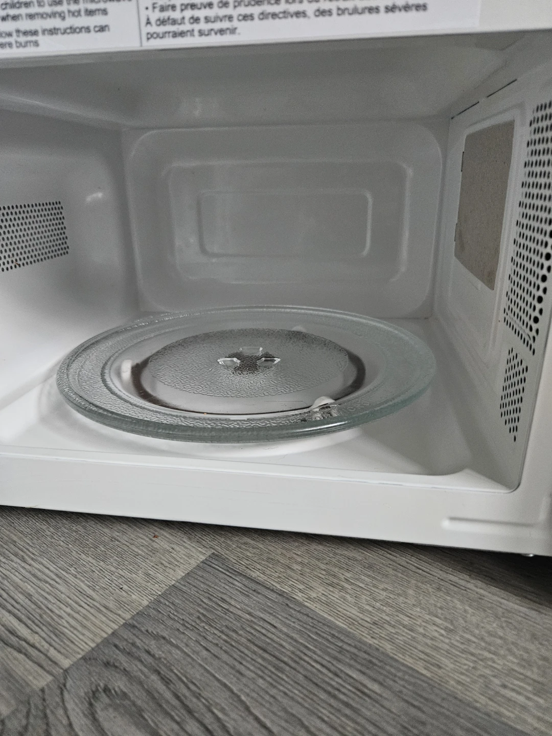 White Microwave with Glass Turntable