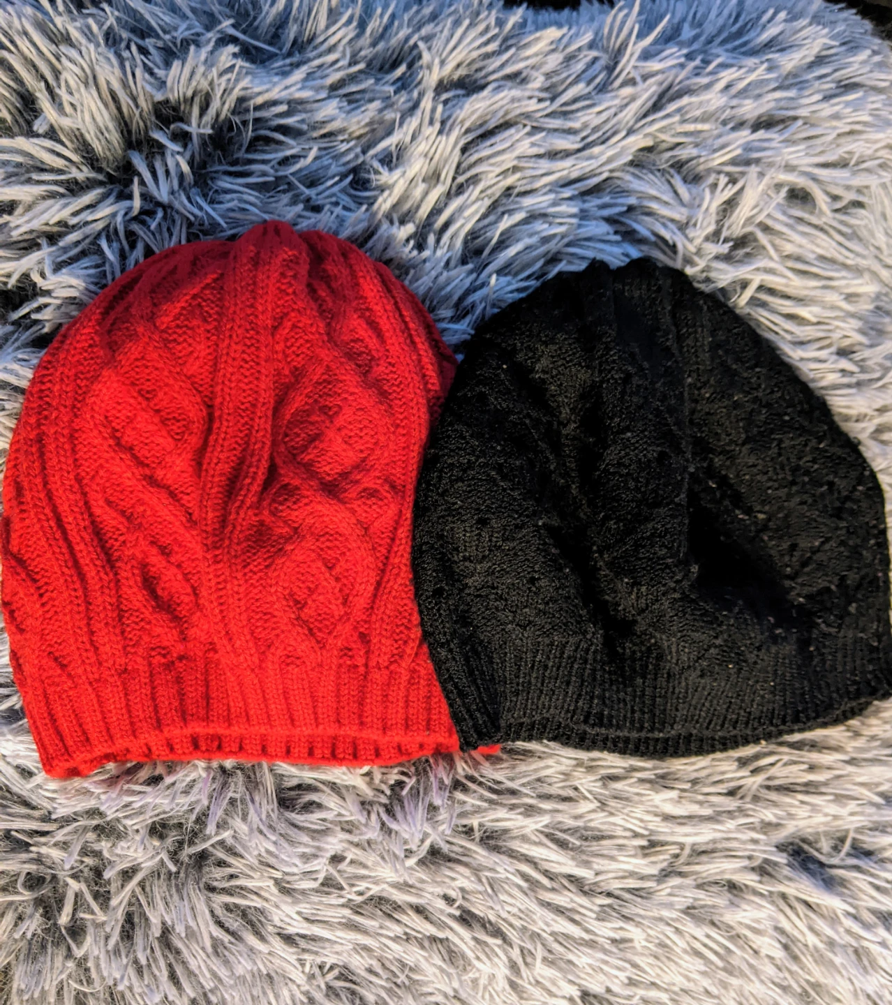 Women's 2-Pack Knitted Beanie Hats (Black and Red)