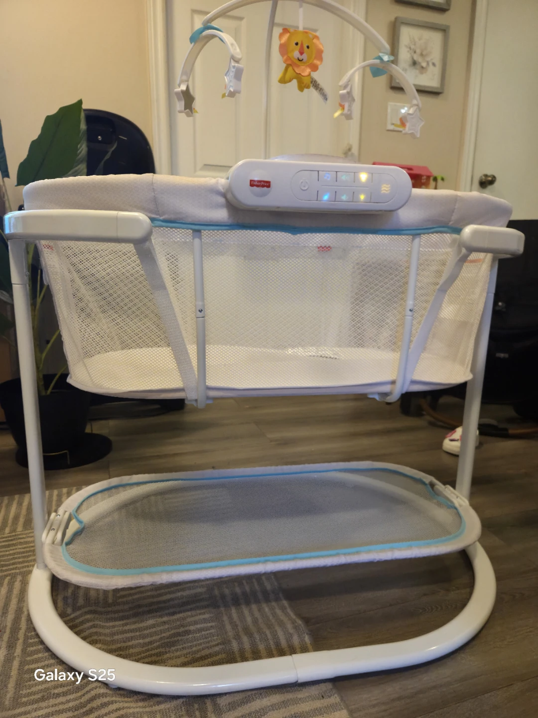 Fisher-Price Soothing Motions Bassinet - photo 4