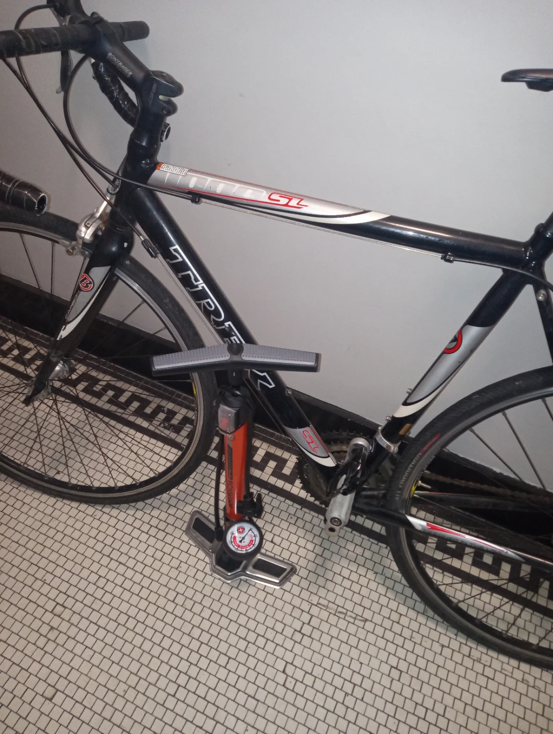 Trek SL 1000 Road Bike with Pump - photo 2