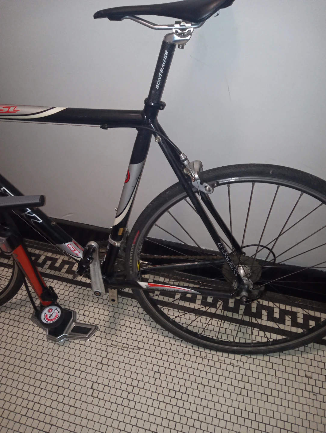 Trek SL 1000 Road Bike with Pump - photo 3