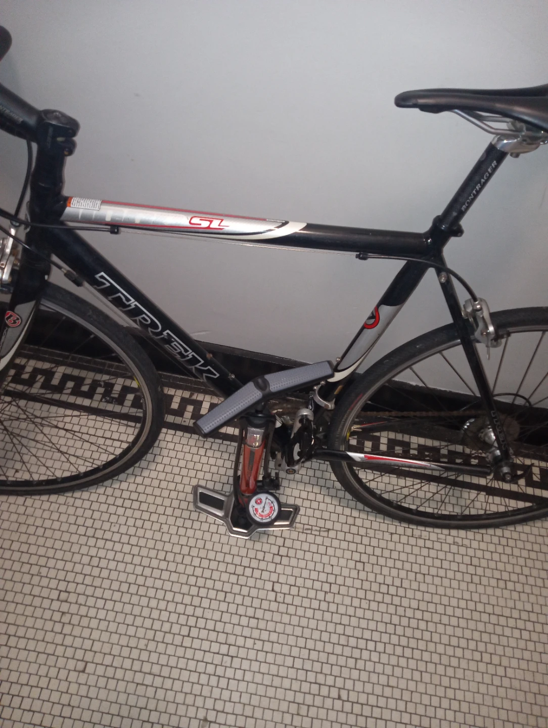 Trek SL 1000 Road Bike with Pump - photo 4