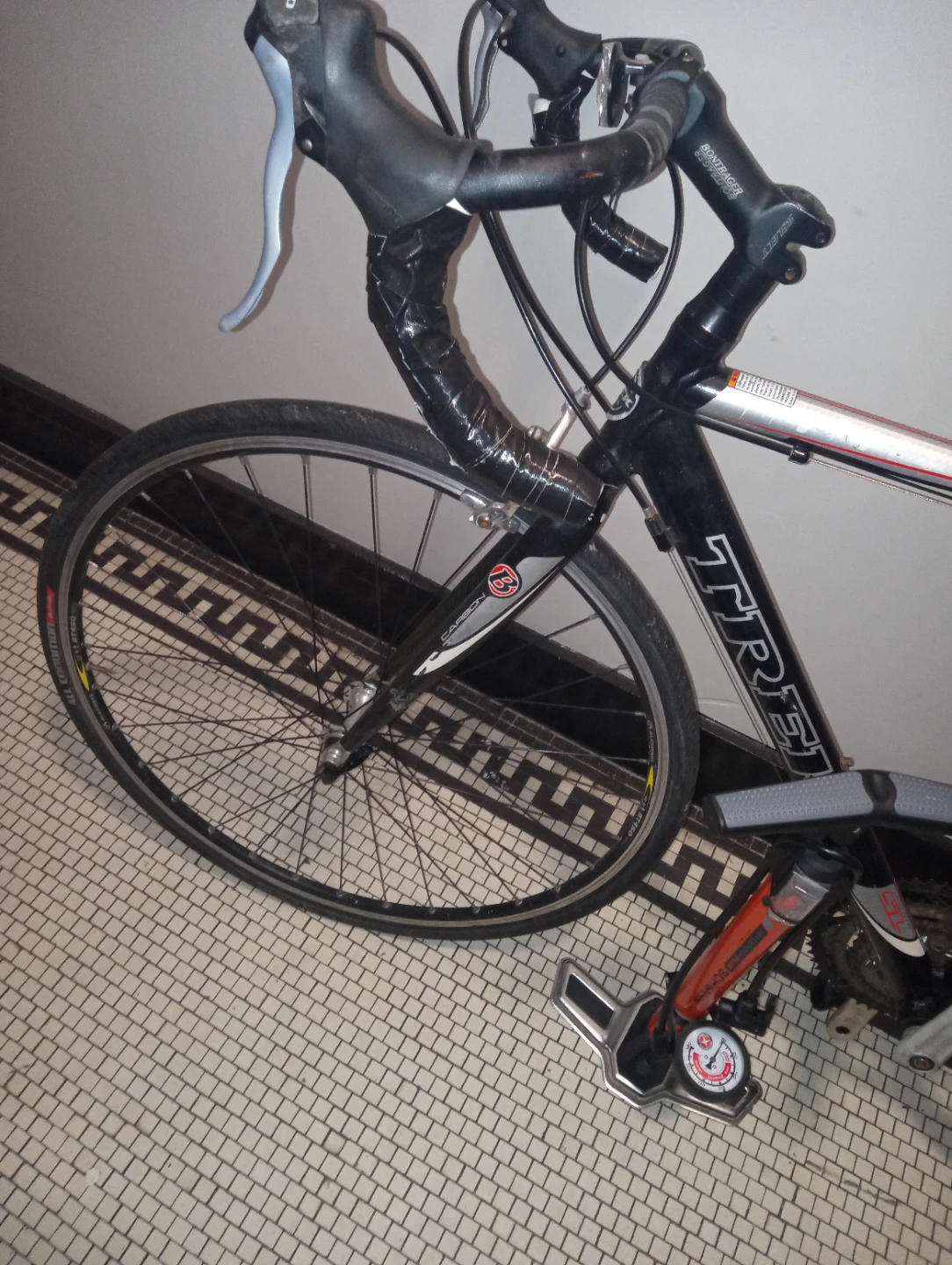 Trek SL 1000 Road Bike with Pump - photo 5