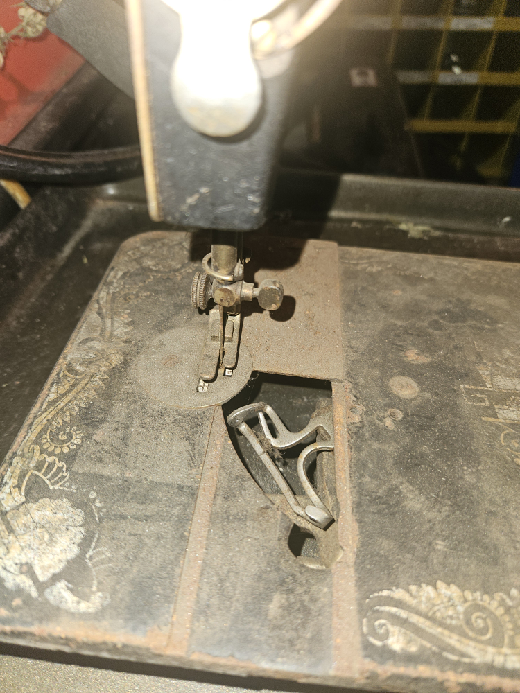 Vintage Singer Sewing Machine - photo 3