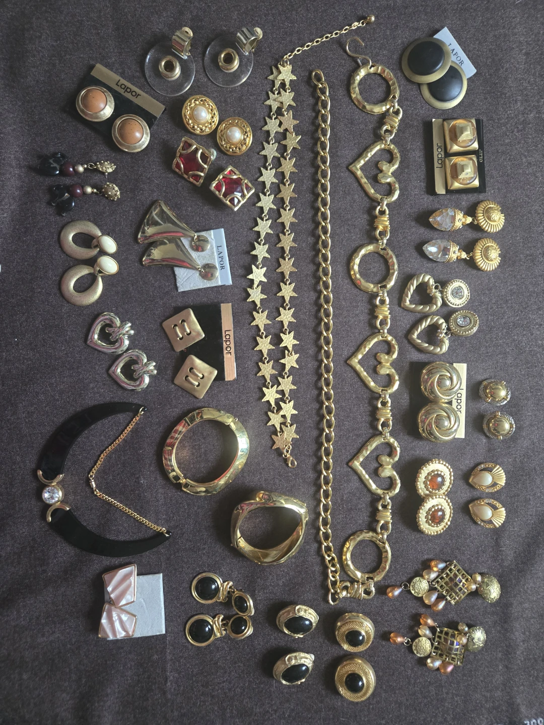 Assortment of VINTAGE gold tone jewellery