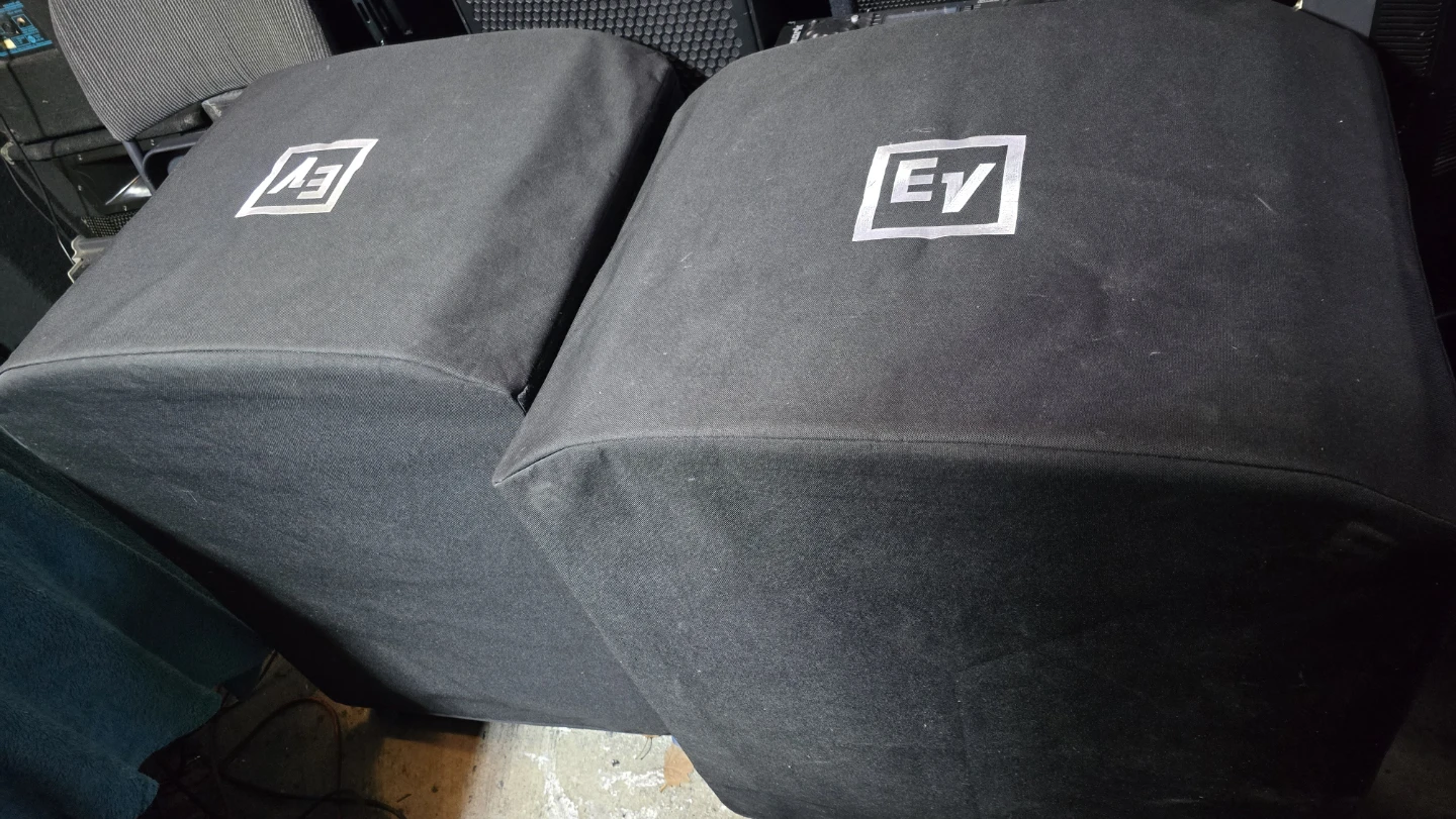 Pair of QSC POWERED SUBWOOFERS ETX18SP.. Excellent condition