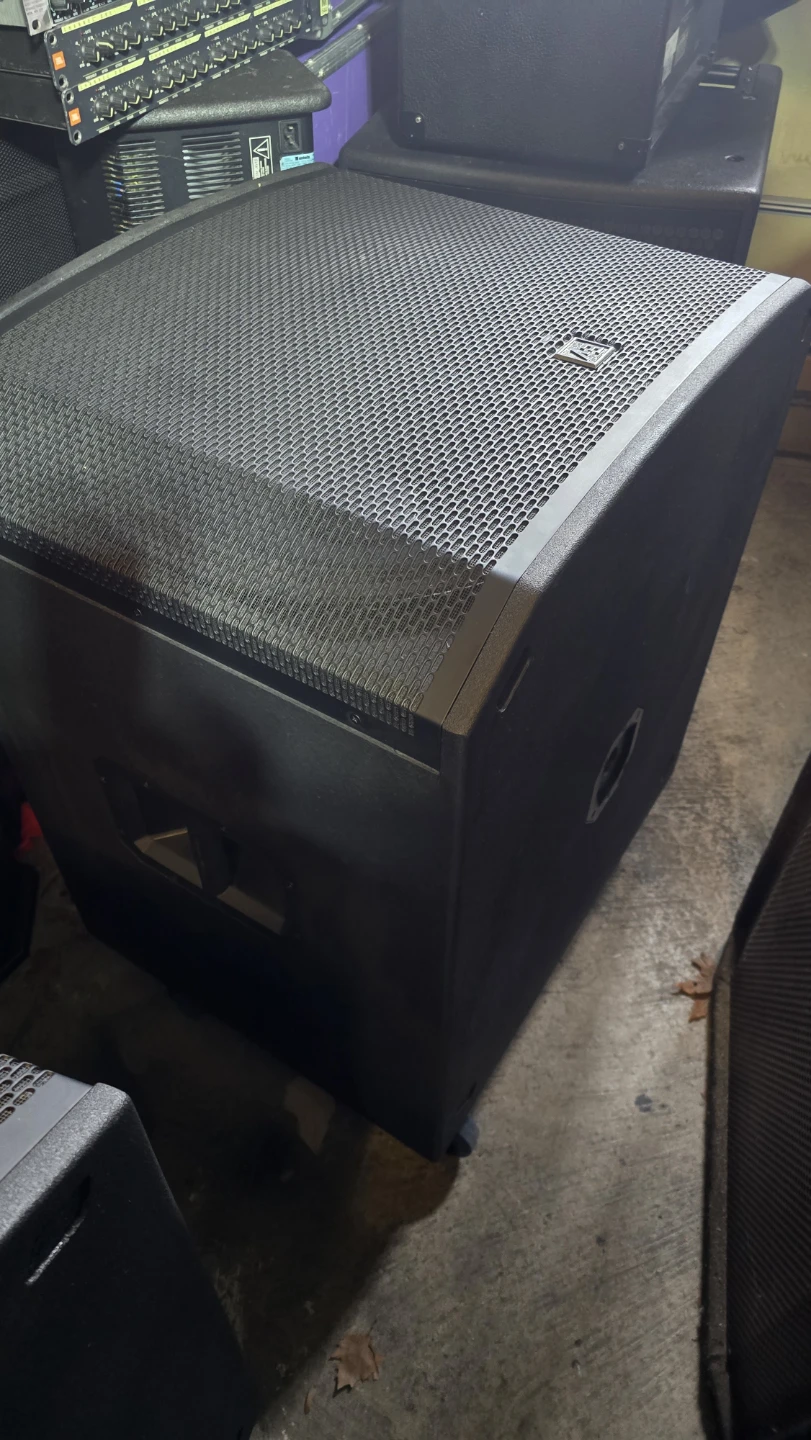 Pair of QSC POWERED SUBWOOFERS ETX18SP.. Excellent condition - photo 4