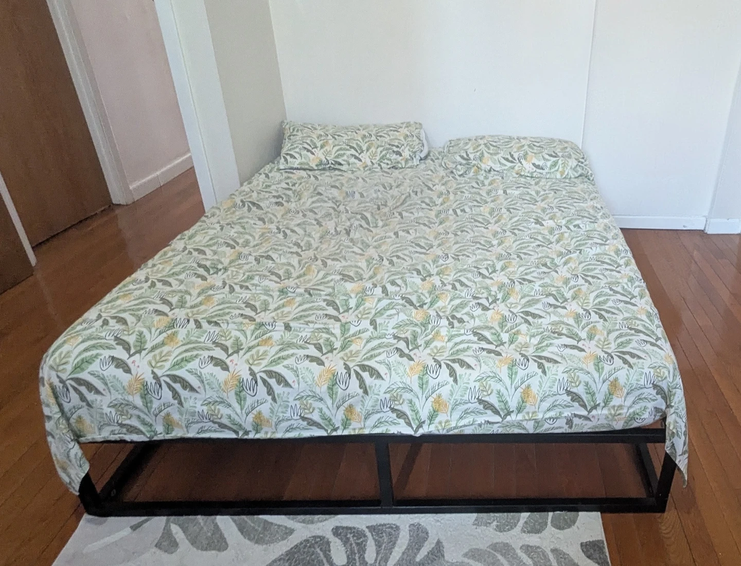 6" Zinus metal Full-size bedframe. Can be disassembled