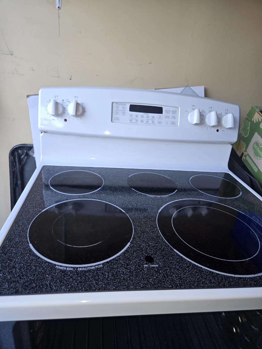 GE Electric Stove and Refrigerator Set
