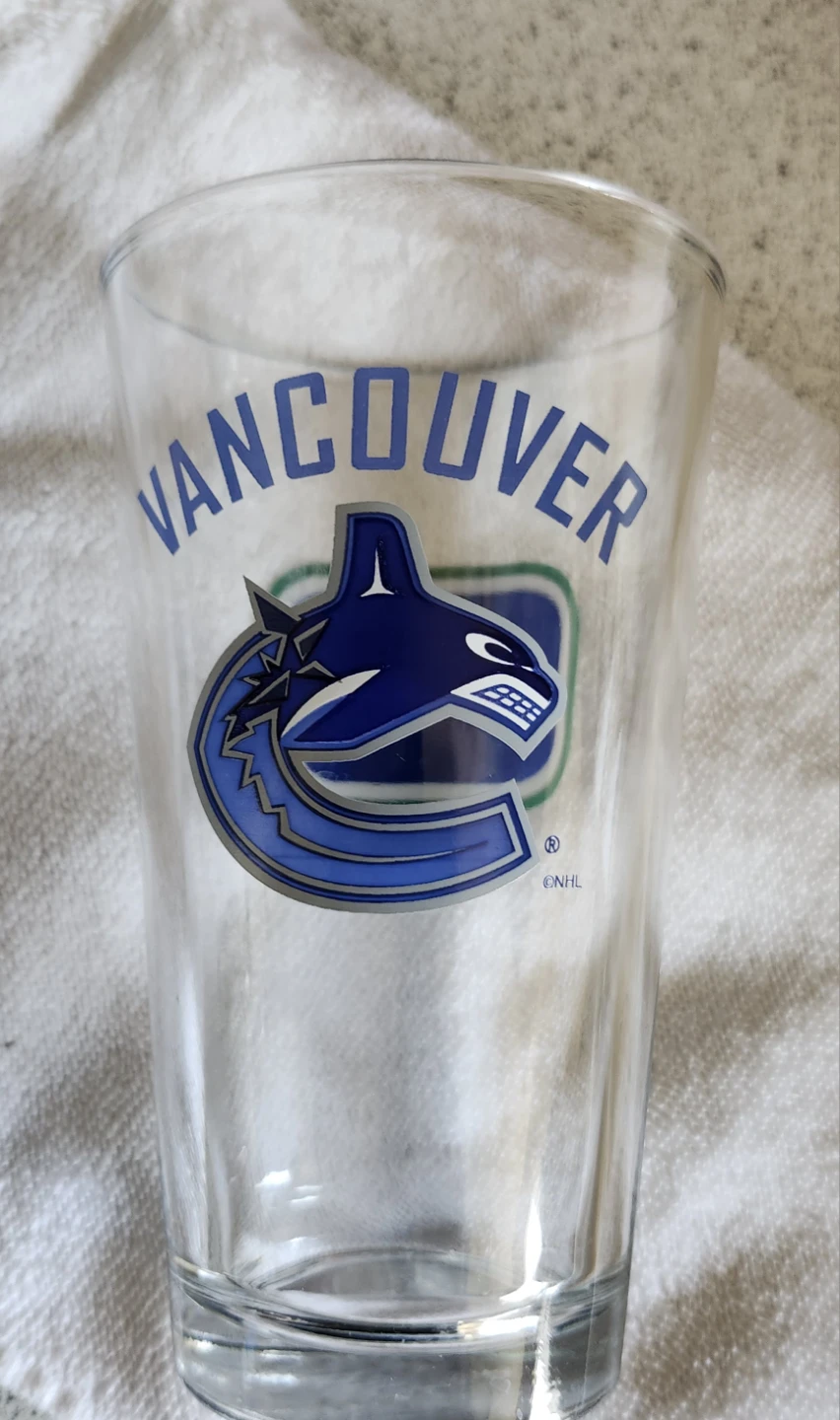 Vancouver Canucks Pint Glass and mini helmets - photo 3