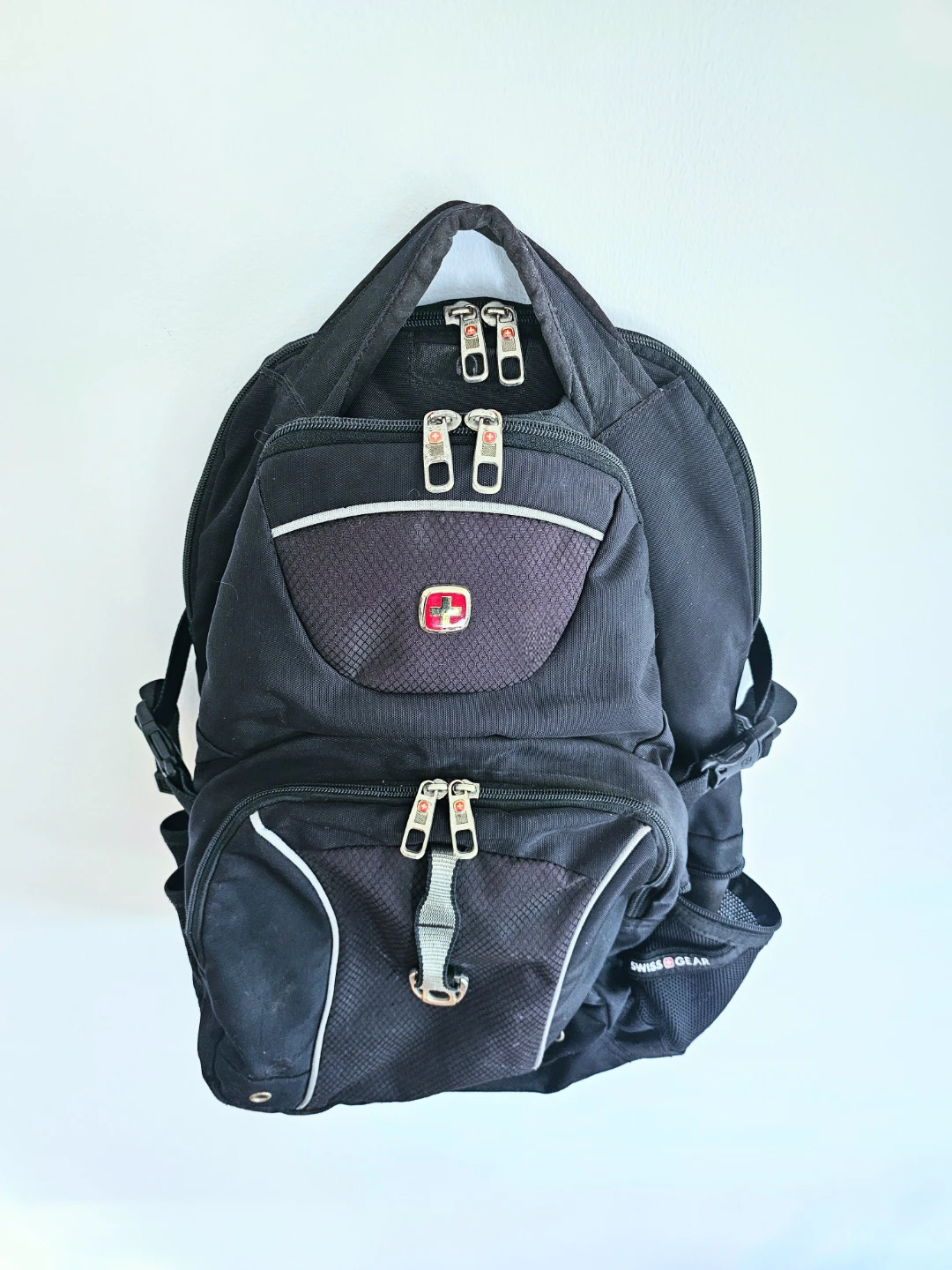 Black Swiss Gear Backpack - photo 3