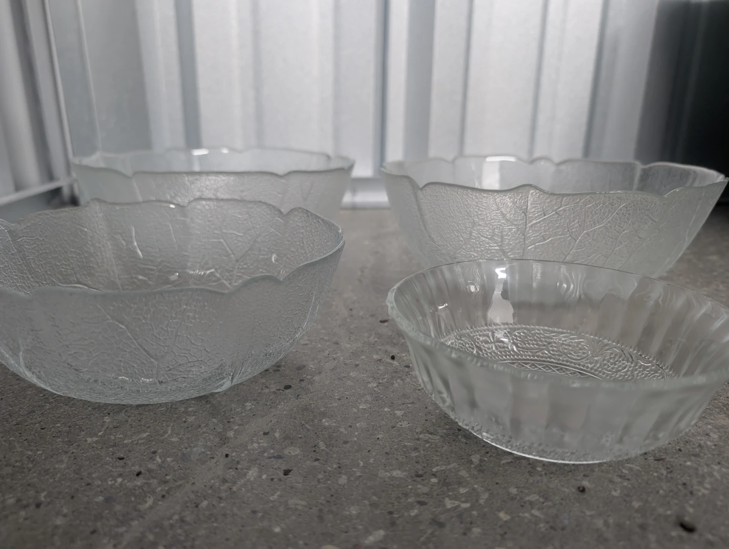 Set of 4 Frosted Glass Bowls with Leaf Design
